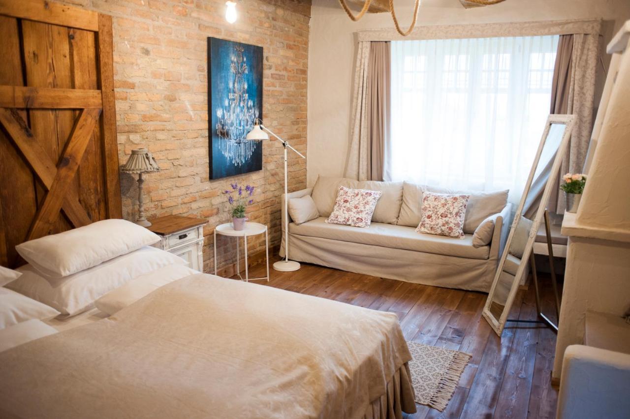 Pajta Apartman Es Vendeghaz タタ エクステリア 写真