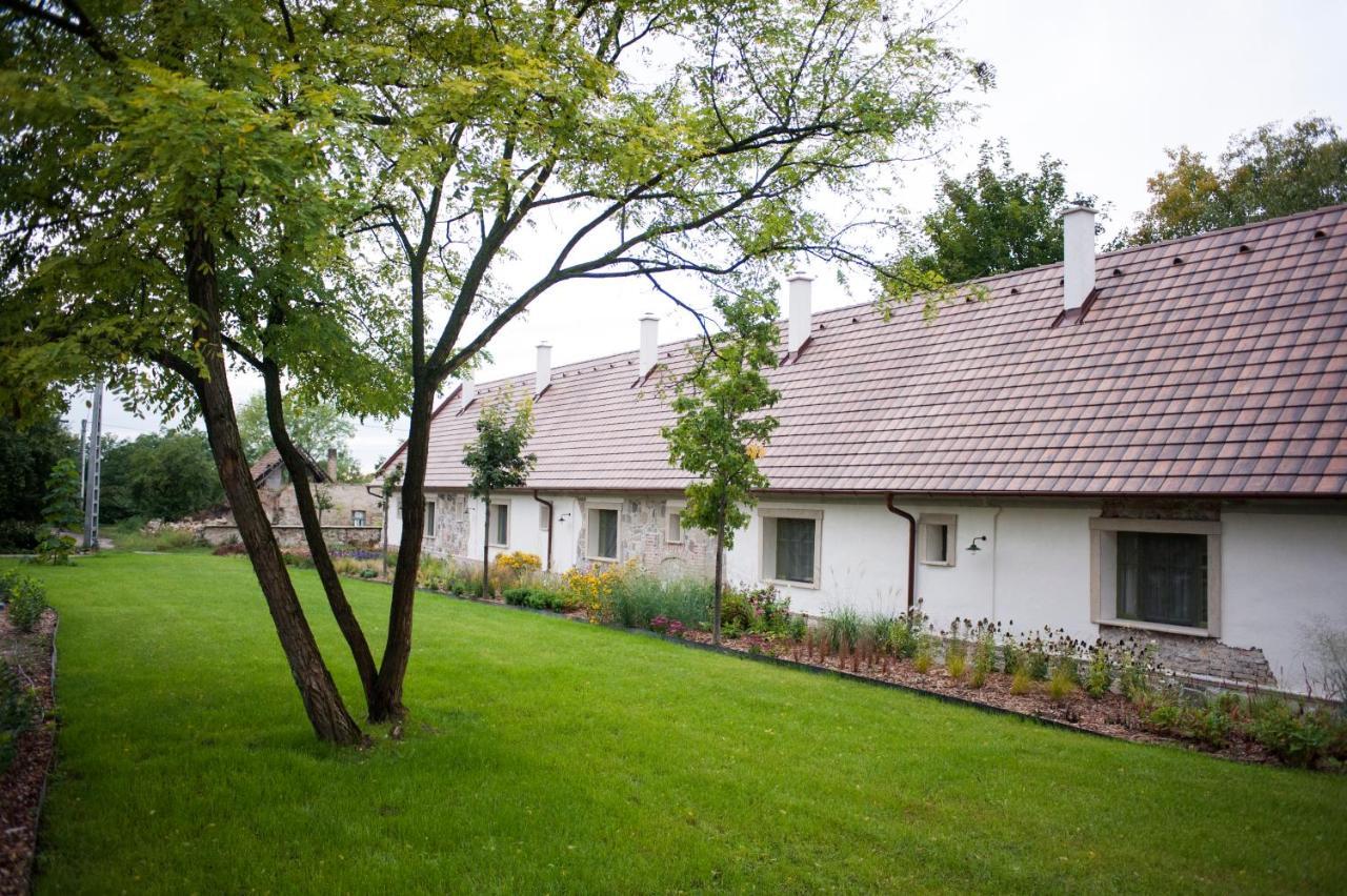 Pajta Apartman Es Vendeghaz タタ エクステリア 写真